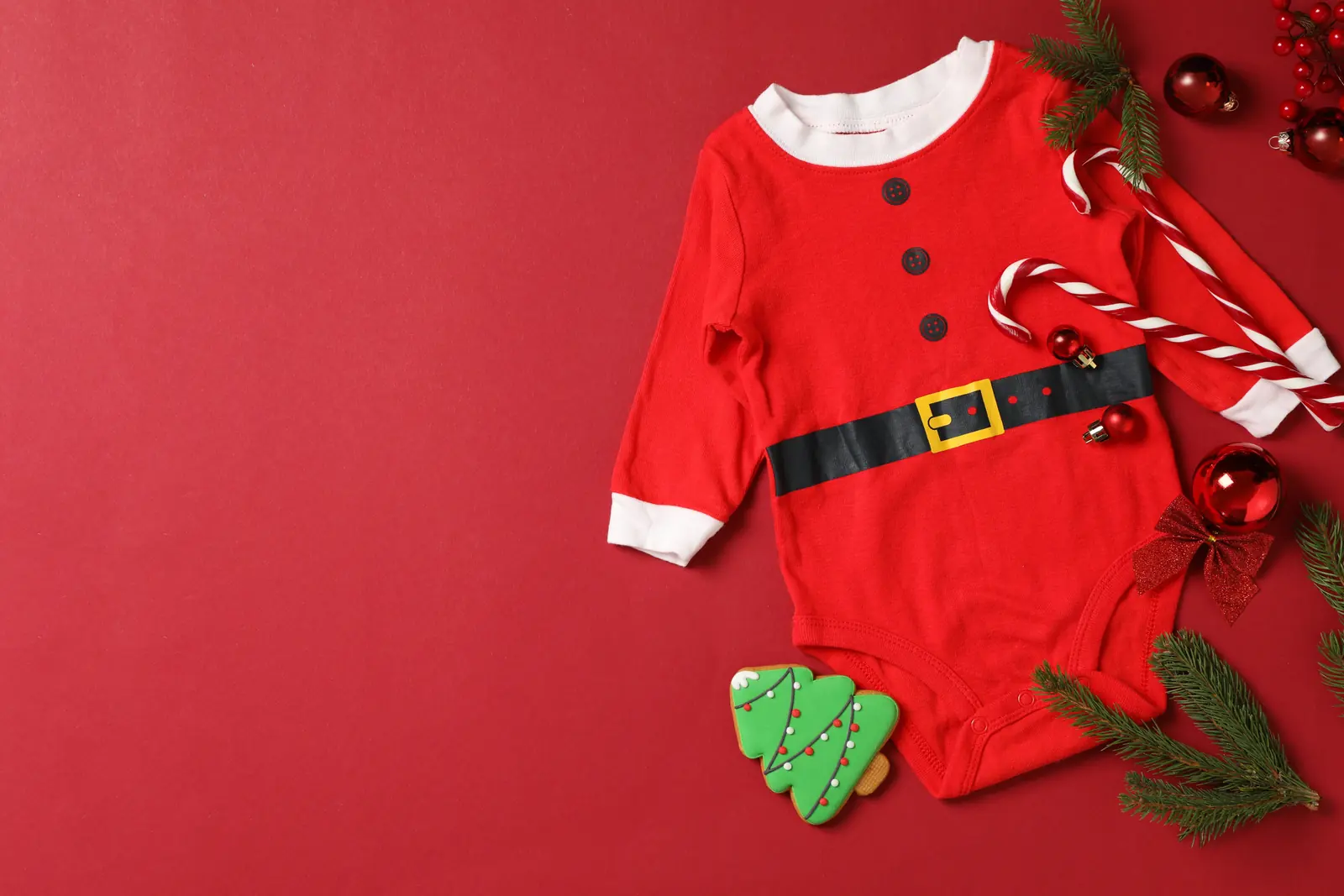 Body vermelho de manga longa estampado de Papai Noel, com bengalas doces, bolas vermelhas e galhos de pinheiro